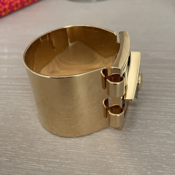 Tory Burch Tortoise shell and gold emblem cuff - Picture 6 of 16